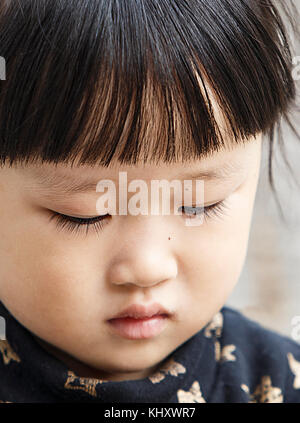 Xian,Cina - ottobre 22,2017: bambina gioca con l'iphone sulla strada a ottobre 22, in Cina. Foto Stock