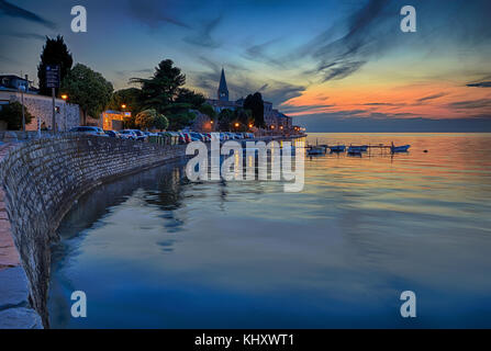 Città costiera di Rovigno, Istria, Croazia nel tramonto. rovin antiq bellezza city Foto Stock