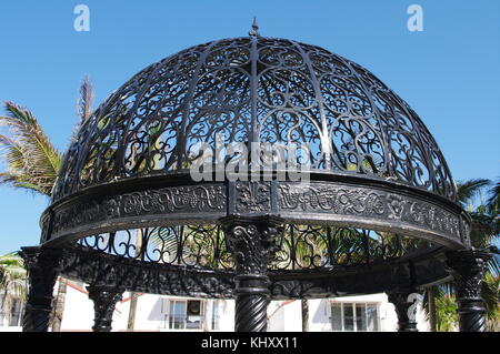 Gazebo in acciaio con cupola ornamentali Foto Stock