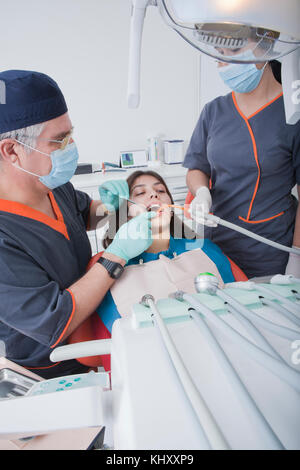 Dentista e infermiere con paziente Foto Stock