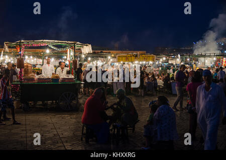 Marrakech, Marocco - 05 Settembre 2013: stand gastronomici con fumo e luce sulla famosa Piazza Jamaa El Fna in sera Foto Stock