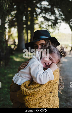 Madre consolante sconvolto ragazza che piange Foto Stock