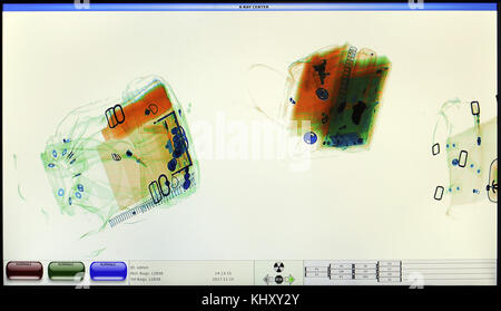 Screenshot da un aeroporto x-ray bagagli security scanner Foto Stock