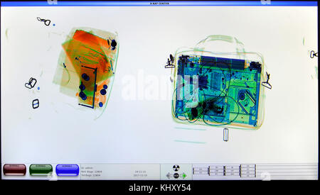 Screenshot da un aeroporto x-ray bagagli security scanner Foto Stock