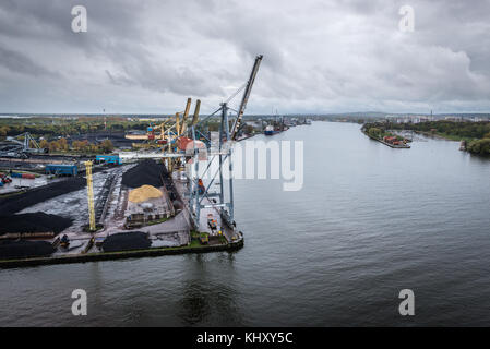 Porto visto dal faro nella città di Swinoujscie, Voivodato Pomeriano occidentale della Polonia Foto Stock