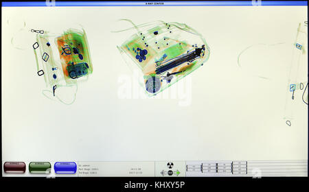 Screenshot da un aeroporto x-ray bagagli security scanner Foto Stock