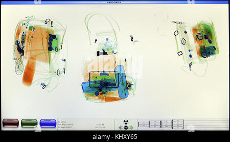 Screenshot da un aeroporto x-ray bagagli security scanner Foto Stock