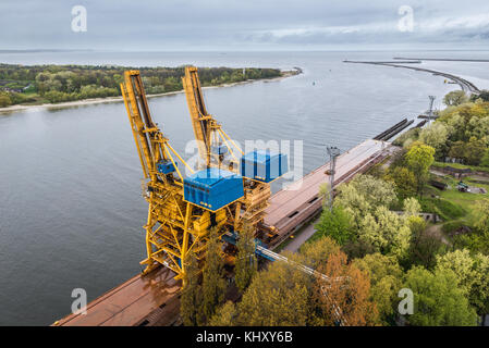 Gru portuali viste dal faro nella città di Swinoujscie, Voivodato Pomeriano occidentale della Polonia Foto Stock