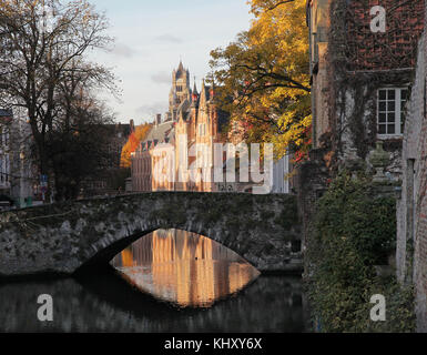 Meestraat bridge e il Municipio e un canale in Bruges Belgio.Stadhuis Foto Stock