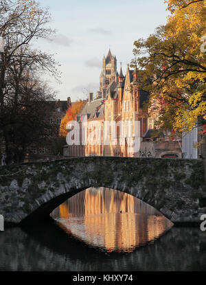 Meestraat bridge e il Municipio e un canale in Bruges Belgio.Stadhuis Foto Stock