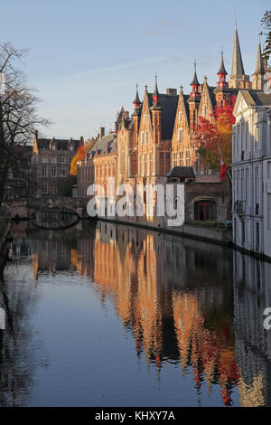 Meestraat bridge e il Municipio e un canale in Bruges Belgio.Stadhuis Foto Stock