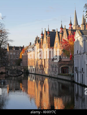 Meestraat bridge e il Municipio e un canale in Bruges Belgio.Stadhuis Foto Stock