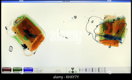 Screenshot da un aeroporto x-ray bagagli security scanner Foto Stock