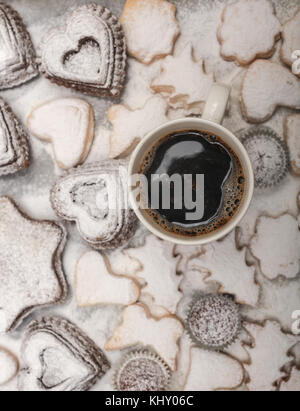 Vista ravvicinata di pane appena sfornato anno nuovo cookie e caffè caldo , il fuoco selettivo , vista superiore Foto Stock