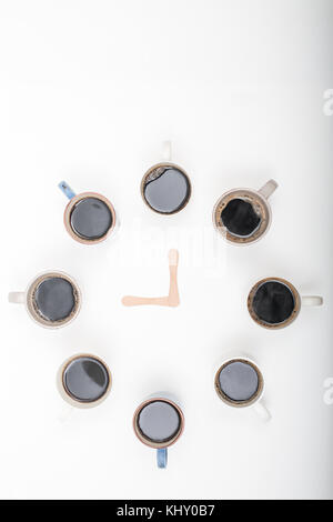 Orologio fabbricato di 8 tazze di caffè su sfondo bianco con spazio di copia Foto Stock