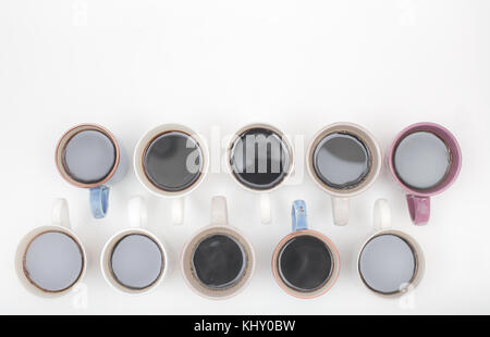 Dieci tazze di caffè su sfondo bianco con spazio di copia Foto Stock