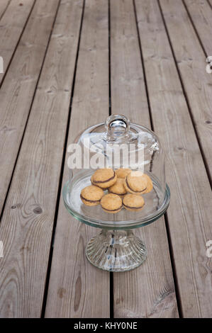 Lady's baci - italiana di nocciole cookies sandwich sulla torta stand Foto Stock