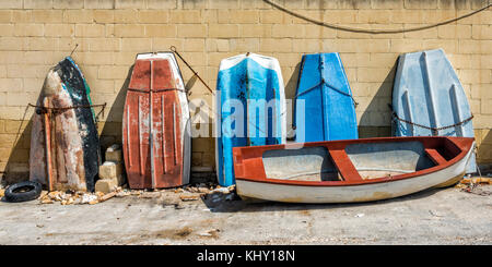 Una fila di vecchie imbarcazioni si fermò sulla estremità in un cantiere di La Valletta, Malta Foto Stock