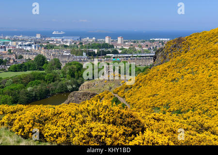 St Margaret loch e la basilica di Sant'Antonio le rovine della cappella visto dalla collina di whinny in Holyrood Park, Edimburgo, Scozia Foto Stock