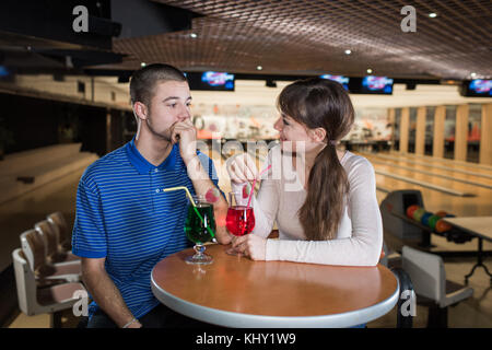 Bella giovane in love dating e bowling Foto Stock