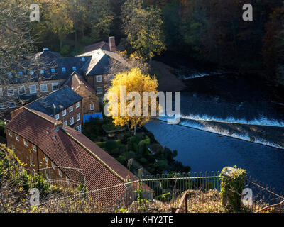 Mulini a castello Convertito vecchio edificio del mulino in autunno Knaresborough North Yorkshire, Inghilterra Foto Stock