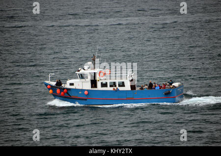 Il blu imbarcazione da diporto (Voyager di St Marys) al di fuori di hugh porto cittadino sull'isola di St Marys nelle isole Scilly, Regno Unito. Foto Stock