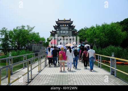 Il 16 maggio 2015. Il lago Tai, Wuxi in Cina. turisti cinesi di entrare attraverso la taihu xian dao cancello su tre monte isola nel lago Tai di wuxi, Cina Foto Stock