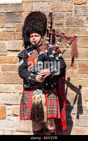 Edimburgo Scozia Edimburgo busker scottish piper uomo in kilt giocando le cornamuse musicista di strada Foto Stock