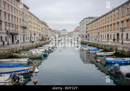 Canal grande nel centro di Trieste in autunno. Trieste è una città storica nel nord-est dell'Italia vicino alla Slovenia e alla Croazia. Foto Stock