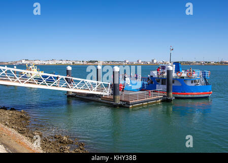 Il caricamento del Vila Real in Portogallo a Ayamonte Spagna traghetto sul fiume Guadiana Foto Stock