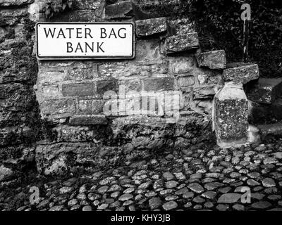 Un cartello stradale a Water Bag banca in Knaresborough North Yorkshire, Inghilterra Foto Stock