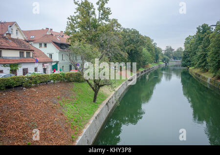 Il fiume Ljubljanica scorre attraverso la città vecchia di Lubiana. Lubiana risale al XII secolo ed è la capitale della Slovenia. Foto Stock