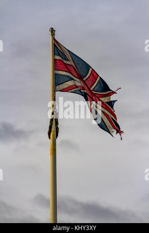 Un leggermente usurata Unione Bandiera, battenti in Babbacombe vicino a Torquay, Devon, Regno Unito. Foto Stock