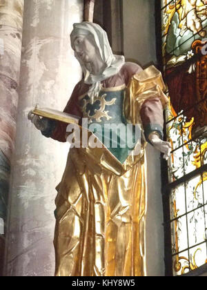 Questa immagine cattura una figura religiosa storica nella Pfarrkirche (chiesa parrocchiale) di Saulgau Hochberg. La chiesa e la sua arte religiosa rappresentano il patrimonio culturale e storico della regione. Foto Stock