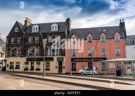 Il Portree Hotel in Somerled Square, Portree - la principale città sull isola di Skye, Highland, Scotland, Regno Unito Foto Stock