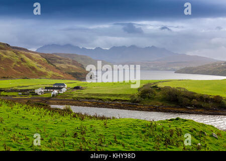 I vertici della Black Cuillin Hills emergono dalle nuvole, visto dal di sopra Gesto Bay sull'Isola di Skye. Highland, Scotland, Regno Unito Foto Stock