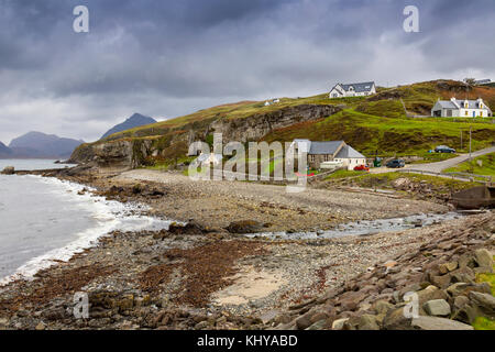 La cova nuvole e cieli bui appendere sopra il Black Cuillin Hills visto dal Elgol beach sull'Isola di Skye in Scozia, Regno Unito Foto Stock