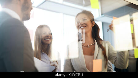 Attività creativa di persone che lavorano sul progetto di business in ufficio Foto Stock