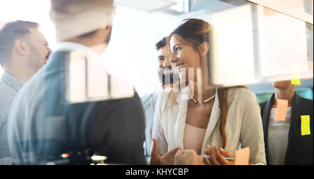 Collaborazione e analisi di business persone che lavorano in ufficio Foto Stock