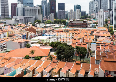 Vista aerea di Singapore Chinatown con il dente del buddha reliquia del tempio e i grattacieli del quartiere finanziario in background in Singapore Foto Stock