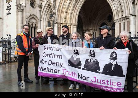 Londra, XX novembre 2017. Giorno uno dell'inchiesta pubblica in undercover policing, manifestanti tra cui la baronessa Jenny Jones,Partito Verde peer chiamata, sull'Inchiesta per rilasciare il coperchio nomi e aprire i file con le persone che sono state pedinati. :Credit Claire Doherty/Alamy Live News Foto Stock