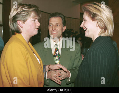 FOTO DAL 24 novembre 1994 da sinistra: I tennisti cechi Hana Mandlikova, Jan Kodes e Jana Novotna sorridono durante la cerimonia di premiazione delle Canarie d'oro a Prostejov, Repubblica Ceca, 24 novembre 1994. La tennista ceca Jana Novotna, vincitrice di Wimbledon, è morta dopo una grave malattia domenica 19 novembre 2017 all'età di 49 anni. Ha vinto il titolo di singolo femminile a Wimbledon nel 1998. Ha lavorato come allenatore di tennis negli ultimi anni. (Foto CTK/Igor Zehl) Foto Stock