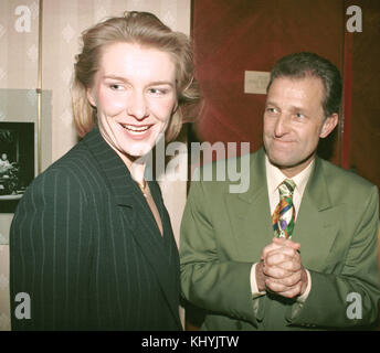 FOTO DAL 24 novembre 1994 da sinistra: I tennisti cechi Jana Novotna, Left e Jan Kodes sorridono durante la cerimonia di premiazione delle Canarie d'oro a Prostejov, Repubblica Ceca, 24 novembre 1994. La tennista ceca Jana Novotna, vincitrice di Wimbledon, è morta dopo una grave malattia domenica 19 novembre 2017 all'età di 49 anni. Ha vinto il titolo di singolo femminile a Wimbledon nel 1998. Ha lavorato come allenatore di tennis negli ultimi anni. (Foto CTK/Igor Zehl) Foto Stock