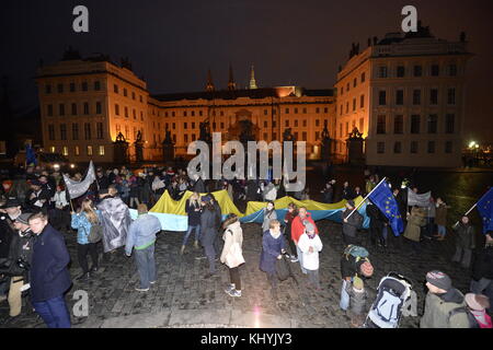 Unione e bandiere ucraine sono visti durante la " verità non ha alcuna alternativa' dimostrazione su hradcany piazza, di fronte al castello di Praga, Praga, Repubblica ceca, del 17 novembre 2017 entro il giorno della lotta per la libertà e la democrazia. il giorno di novembre 17 commemora manifestazioni studentesche dopo l occupazione nazista nel 1939 e contro il regime comunista nel 1989. polizia comunista cordoned fuori uno studente marcia di protesta nel centro di Praga in novembre 17, 1989 e poi brutalmente picchiato i suoi partecipanti. La violenza della polizia ha attivato gli eventi che rovesciò il regime comunista in ritardo Foto Stock