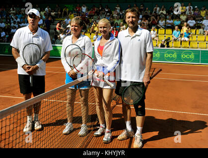 Prostejov, Repubblica Ceca. 4 giugno 2011. FOTO DEL FILE del 4 giugno 2011 da sinistra: I tennisti cechi Ivan Lendl, Hana Mandlikova, Jana Novotna e Milos Mecir posano ai fotografi durante la partita di tennis a Prostejov, Repubblica Ceca, 4 giugno 2011. La tennista ceca Jana Novotna, vincitrice di Wimbledon, è morta dopo una grave malattia domenica 19 novembre 2017 all'età di 49 anni. Ha vinto il titolo di singolo femminile a Wimbledon nel 1998. Ha lavorato come allenatore di tennis negli ultimi anni. Crediti: Vladislav Galgonek/CTK Photo/Alamy Live News Foto Stock