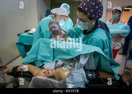 Sala operatoria medico lale kilich mostra il neonato alla madre Foto Stock