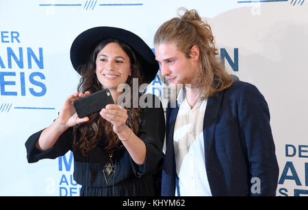 Monaco, Germania. 20 novembre 2017. Gli attori Anna F. e Martin Augustin Schneider fanno un selfie mentre arrivano per la prima del film "Der Mann aus dem Eis" (lett. L'uomo dal ghiaccio) a Monaco, Germania, 20 novembre 2017. Il film arriverà nei cinema tedeschi il 30 novembre 2017. Credito: Tobias Hase/dpa/Alamy Live News Foto Stock