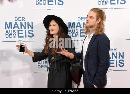 Monaco, Germania. 20 novembre 2017. Gli attori Anna F. e Martin Augustin Schneider arrivano per la prima del film "Der Mann aus dem Eis" (lett. L'uomo dal ghiaccio) a Monaco, Germania, 20 novembre 2017. Il film arriverà nei cinema tedeschi il 30 novembre 2017. Credito: Tobias Hase/dpa/Alamy Live News Foto Stock