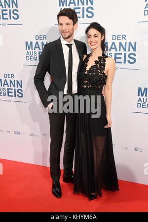 Monaco, Germania. 20 novembre 2017. Gli attori Sabin Tambrea e Violetta Schurawlow arrivano per la prima del film "Der Mann aus dem Eis" (lett. L'uomo dal ghiaccio) a Monaco, Germania, 20 novembre 2017. Il film arriverà nei cinema tedeschi il 30 novembre 2017. Credito: Tobias Hase/dpa/Alamy Live News Foto Stock