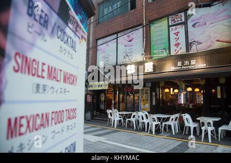 Busan, Corea del Sud. 20 novembre 2017. Busan. 17 novembre 2017. Donggwang-dong a Busan, 17 novembre 2017 : i cartelli giapponesi sono visti a Donggwang-dong nella città portuale di Busan, a circa 420 km (261 miglia) a sud-est di Seoul, Corea del Sud. Il Giappone colonizzò la penisola coreana dal 1910 al 45. Busan è la seconda città più grande della Corea del Sud. Crediti: Lee Jae-won/AFLO/Alamy Live News Foto Stock